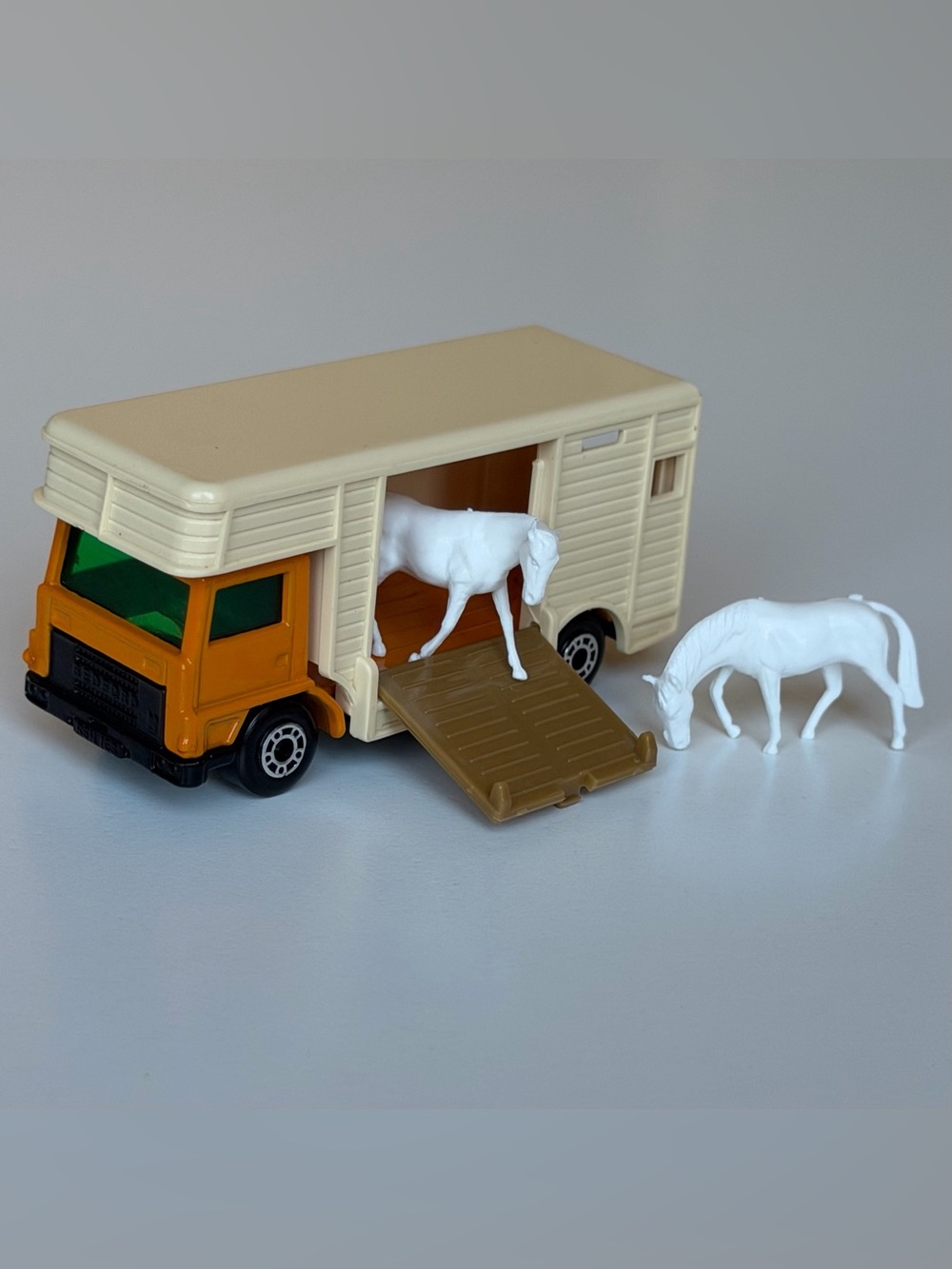 Vintage Matchbox Superfast No. 40 Horse Box 1977 Lesney w/ 2 Horses Near MINT
